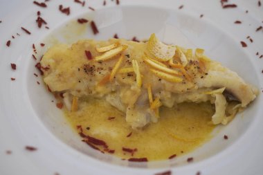 Portakal kabuğu rendesi ve narenciye suyu ile Monkfish