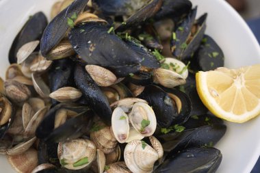 Midye ve limon, sarımsak ve maydanoz ile istiridye