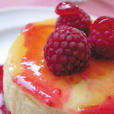 Kırmızı çilek suyu ile Ahududu kek