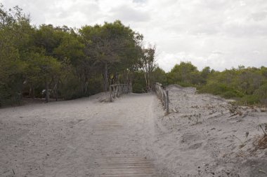 Otranto, İtalya - 06 Eylül 2012 : Alimini plajının görünümü