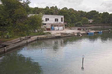 Otranto, İtalya - 06 Eylül 2012 : Alimini gölünün görünümü