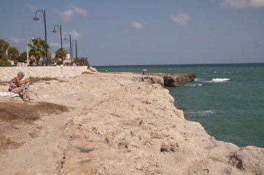 Torre Sant Andrea, İtalya - Eylül 2012 : Turist Torre Sant Andrea plajda güneşleniyor
