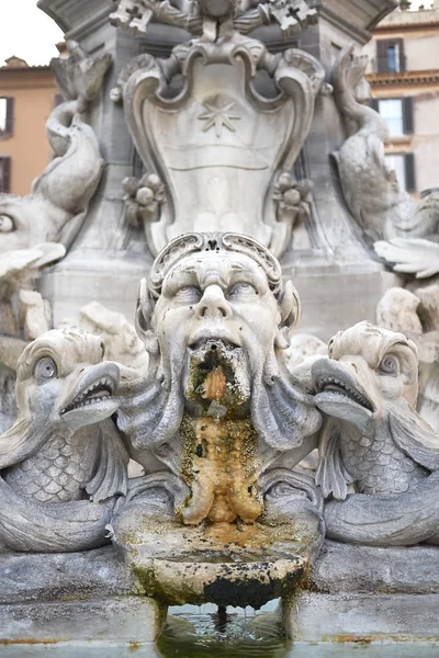 Рим, Италия - 27 июня 2017 года: фонтан Пантеона — стоковое фото