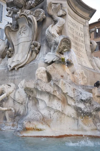 Рим, Италия - 27 июня 2017 года: фонтан Пантеона — стоковое фото