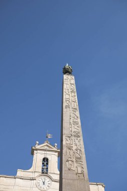 Roma, İtalya - 09 Şubat 2019 : Montecitorio dikilitaş ve Palazzo Montecitorio'nun arka planda görünümü