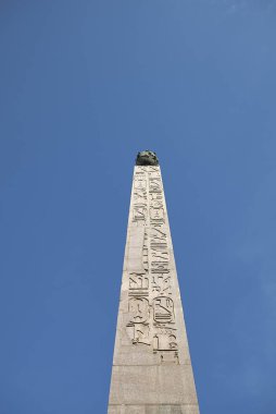 Roma, İtalya - 09 Şubat 2019 : Montecitorio dikilitaş manzarası