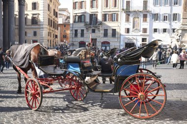 Roma, İtalya - 09 Şubat 2019 : Pantheon meydanında at arabası