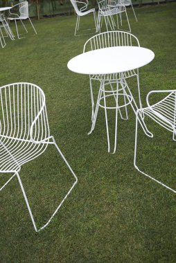 Milano Marittima, İtalya - 28 Temmuz 2019 : Bahçede beyaz sandalyeler ve masalar