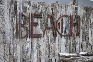 Milano Marittima, İtalya - 28 Temmuz 2019 : Ahşap duvarda Rustik plaj tabelası