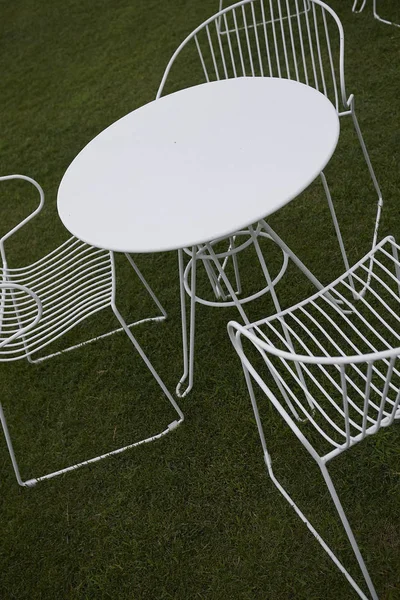 意大利米兰 马里蒂玛 2019年7月28日 花园里的白色椅子和桌子 — 图库照片