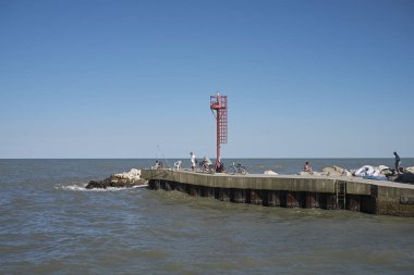 Milano Marittima, İtalya - 16 Temmuz 2017 : Cervia iskelesi ve deniz feneri