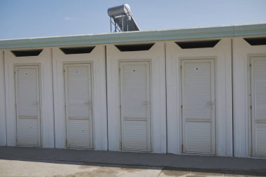 Milano Marittima, İtalya - 24 Temmuz 2017: Plaj kulübü soyunma odaları