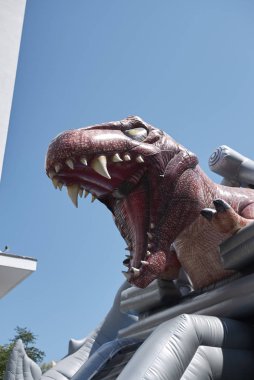 Milano Marittima, İtalya - 23 Temmuz 2017: T-rex şişme