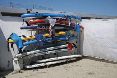Milano Marittima, İtalya - 29 Temmuz 2019 : Windsurf panoları 