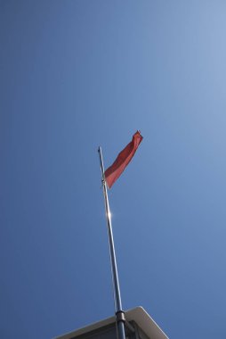 Milano Marittima, İtalya - 04 Ağustos 2019 : Denizden kızıl bayrak