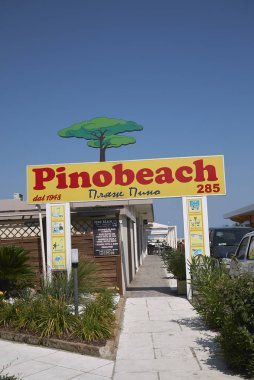 Milano Marittima, İtalya - 06 Ağustos 2019 : Pino Beach kulüp girişinin görünümü
