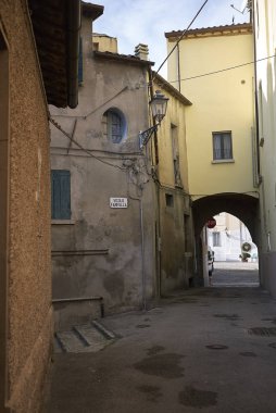 Predappio Alta, İtalya - 22 Aralık 2017 : Predappio Alta'nın dar sokaklarının görünümü