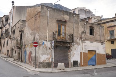 Castellammare del Golfo, İtalya - 04 Eylül 2018 : Castellammare del Golfo boş sokaklarının görünümü