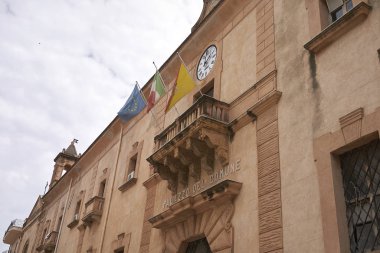 Castellammare del Golfo, İtalya - 04 Eylül 2018 : Castellammare Palazzo Comunale görünümü