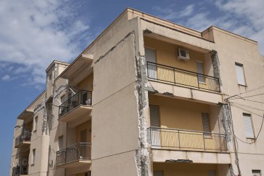 Castellammare del Golfo, İtalya - 04 Eylül 2018 : Castellammare'deki binaların görünümü