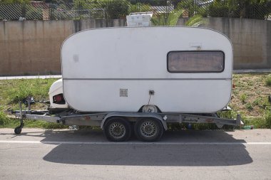 Castellammare del Golfo, İtalya - 04 Eylül 2018 : Sokağa park edilmiş eski karavan