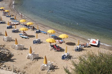 Castellammare del Golfo, İtalya - 04 Eylül 2018 : Cala Petrolo plajı nın görünümü
