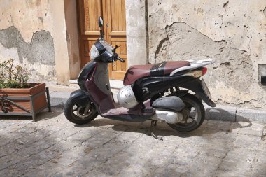 Cefalu, İtalya - 09 Eylül 2018: Scooter sokakta park etti