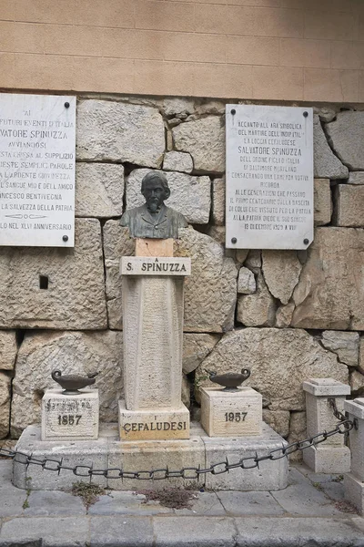Cefalu Itálie Září 2018 Památník Salvatore Spinuzza Piazza Garibaldi — Stock fotografie