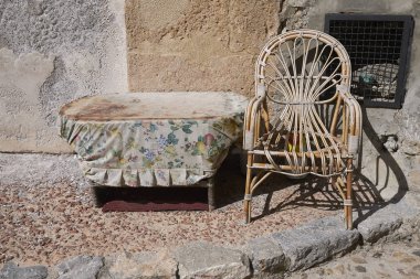 Cefalu, İtalya - 09 Eylül 2018: Hasır koltuk ve masa