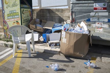 Cefalu, İtalya - 09 Eylül 2018 : çöp kutusu ve çöp kutusu sokakta