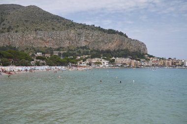 Mondello, İtalya - 10 Eylül 2018 : Mondello plajı manzarası
