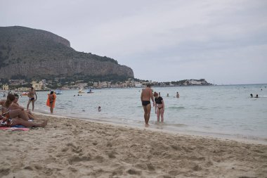 Mondello, İtalya - 10 Eylül 2018 : Mondello plajı manzarası