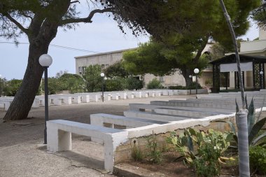Mondello, İtalya - 10 Eylül 2018 : Mondello'daki Franklin Roosevelt Enstitüsü'nün açık hava kilisesi (Istituto Roosevelt Addaura Palermo)