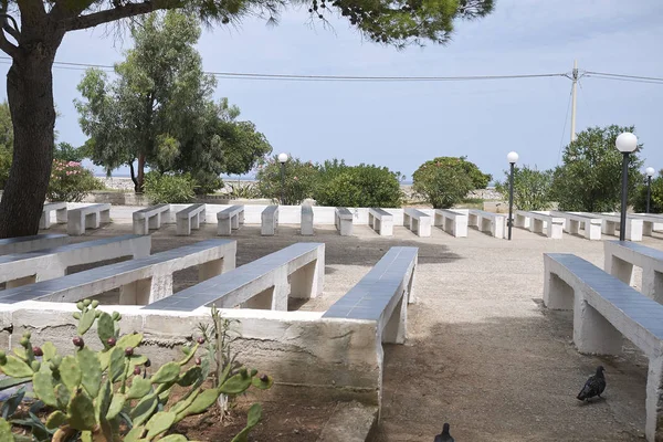 Mondello, İtalya - 10 Eylül 2018 : Mondello'daki Franklin Roosevelt Enstitüsü'nün açık hava kilisesi (Istituto Roosevelt Addaura Palermo)