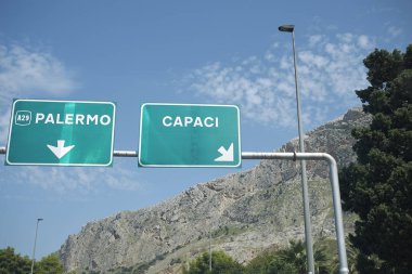 Palermo, İtalya - 05 Eylül 2018 : Capaci otoyol çıkışı (Giuseppe Falcone assasination)