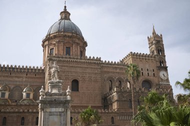 Palermo, İtalya - 07 Eylül 2018 : Palermo Katedrali önünde Santa Rosalia heykelinin görünümü