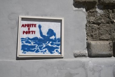 Palermo, İtalya - 08 Eylül 2018 : 'Limanları açın', Palermo duvarlarında göç için yardım mesajı