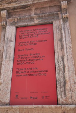 Palermo, İtalya - 08 Eylül 2018 : Palermo'da Manifesta sergi panosu