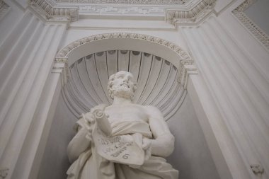 Palermo, İtalya - 06 Eylül 2018 : Palermo Botanik Bahçeleri'ndeki Theophrastus heykelinin görünümü