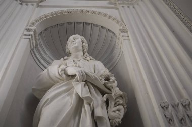 Palermo, İtalya - 06 Eylül 2018 : Palermo Botanik Bahçeleri'ndeki Carl Linnaeus heykelinin görünümü