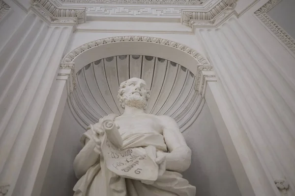 Palermo, İtalya - 06 Eylül 2018 : Palermo Botanik Bahçeleri'ndeki Theophrastus heykelinin görünümü