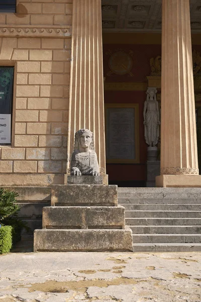 Palermo Włochy Września 2018 Widok Pomnik Sphynx Przy Wejściu Gimnazjum — Zdjęcie stockowe