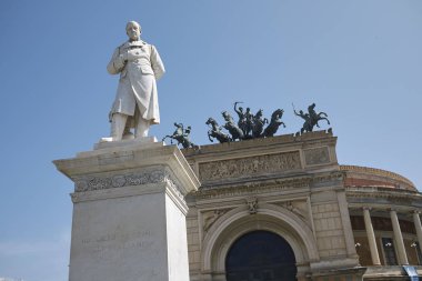 Palermo, İtalya - 07 Eylül 2018 : Teatro Politeama ve Ruggero Settimo heykelinin görünümü