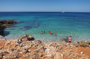 San Vito Lo Capo, Sicilya - 31 Ağustos 2011: Isulidda plajında turistler