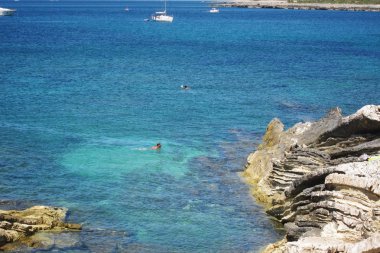 San Vito Lo Capo, Sicilya - 31 Ağustos 2011: Isulidda plajında turistler