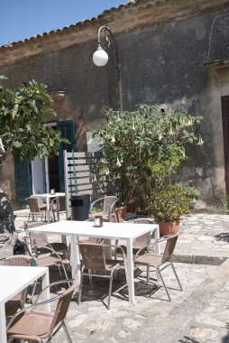 Scopello, İtalya - 01 Eylül 2018 : Restoran boş masalar