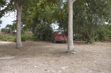 Selinunte, İtalya - 02 Eylül 2018: Fiat 500, Selinunte Arkeoloji Parkı'na park edildi