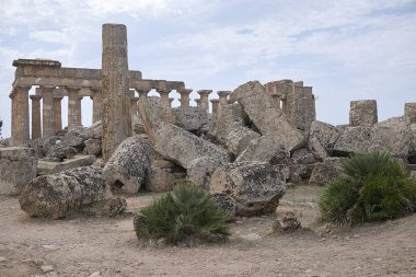 Selinunte, İtalya - 02 Eylül 2018: Hera Tapınağı (E Tapınağı) ve Ön plandaki Zeus Tapınağı (Tempke G) sütunlarının görünümü