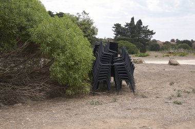Selinunte, İtalya - 02 Eylül 2018: Selinunte Arkeoloji Parkı'nda plastik sandalyeler