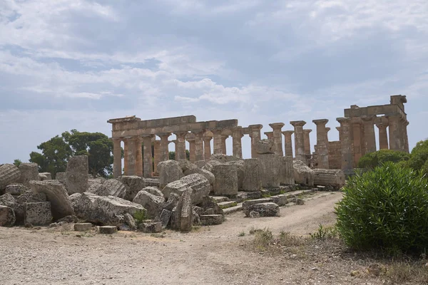 Selinunte, İtalya - 02 Eylül 2018: Hera Tapınağı (E Tapınağı) ve Ön plandaki Zeus Tapınağı (Tempke G) sütunlarının görünümü